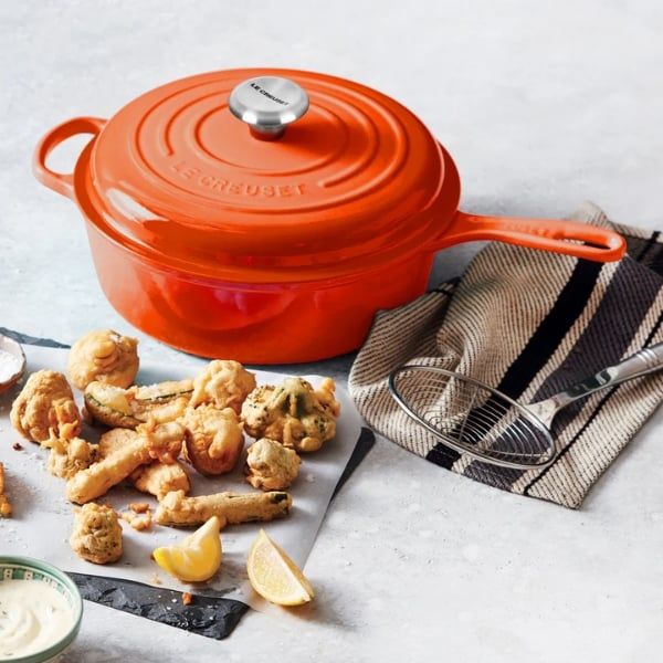Chảo Le Creuset Evolution Cassadou 26cm có nắp Gang tráng men mang lại khả năng phân bổ và giữ nhiệt vượt trội.