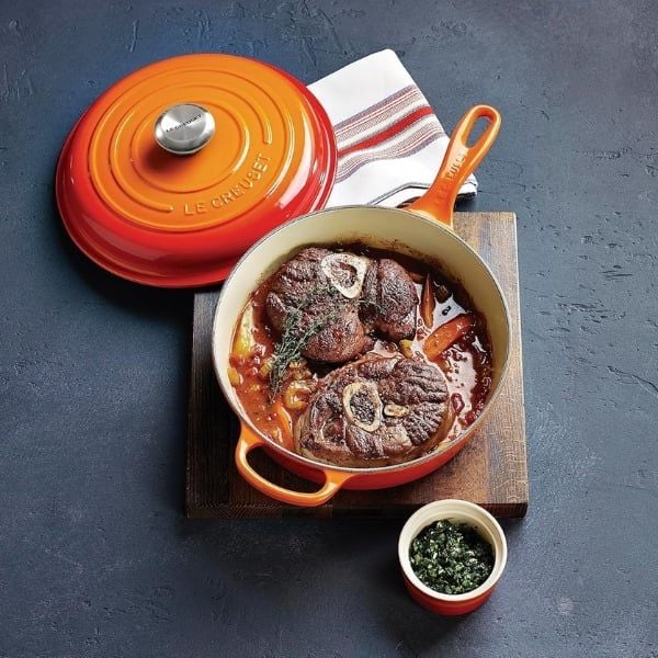 Nồi gang tráng men Le Creuset vô cùng đa năng và lý tưởng để chiên, hầm hoặc ninh.