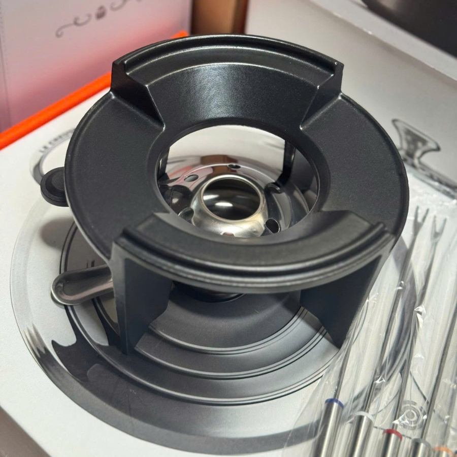 Đế gang kèm 6 xiên inox Fondue STAUB – Phụ kiện giữ nhiệt tiện dụng cho mọi bữa ăn