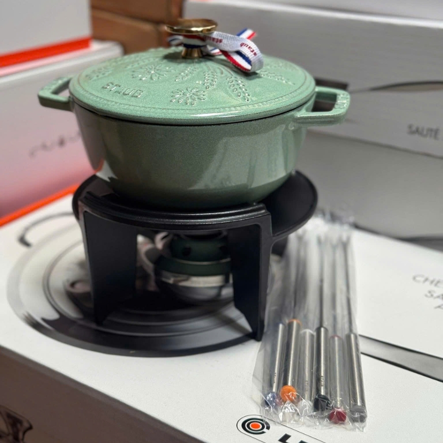 Đế gang kèm 6 xiên inox Fondue STAUB – Phụ kiện giữ nhiệt tiện dụng cho mọi bữa ăn