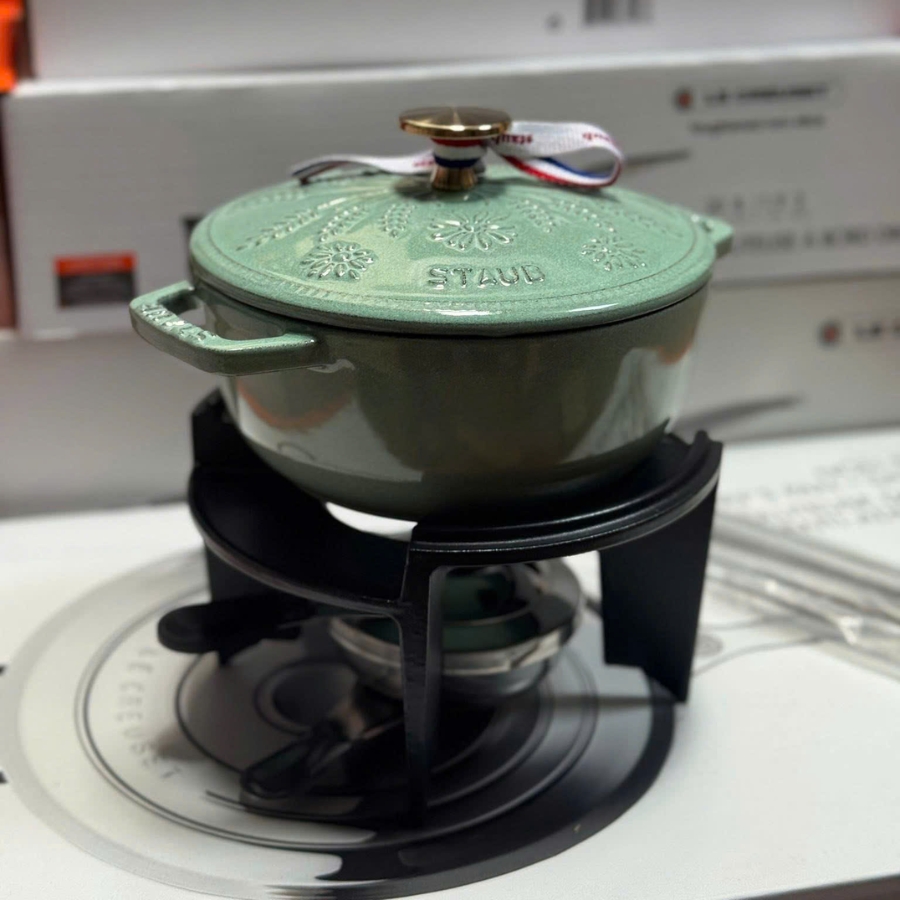 Đế gang kèm 6 xiên inox Fondue STAUB – Phụ kiện giữ nhiệt tiện dụng cho mọi bữa ăn