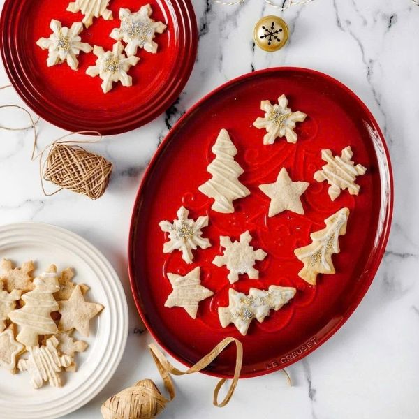 Đĩa oval Le Creuset Noel 33cm Bề mặt tráng men chống dính hầu như dễ dàng lấy thức ăn ra để vệ sinh nhanh chóng và chống nứt, vỡ