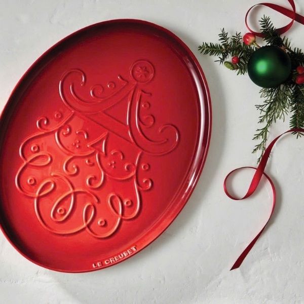 Đĩa oval Le Creuset Noel 33cm Bề mặt tráng men chống dính hầu như dễ dàng lấy thức ăn ra để vệ sinh nhanh chóng và chống nứt, vỡ