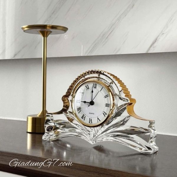 Đồng hồ để bàn Bohemia làm bằng thủy tinh pha lê pha chì với bộ máy chất lượng cao sẽ tạo thêm nét sang trọng cho bất kỳ nội thất nào.