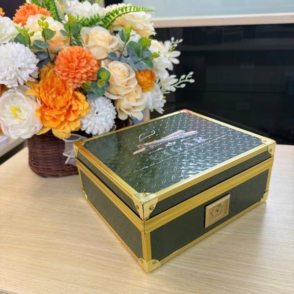 Hộp giữ ẩm cigar Angelo làm bằng gỗ tuyết tùng - bên ngoài màu đen hoặc đỏ với các cạnh và góc bằng đồng thau