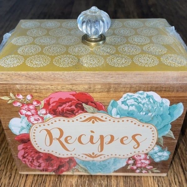 Hộp gỗ The Pioneer Woman Blossom Jubilee Wood Recipe thiết kế Hoa văn phong phú