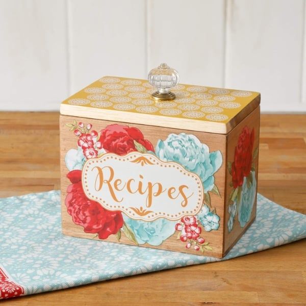 Thêm nét sang trọng mộc mạc cho căn bếp của bạn với Hộp gỗ The Pioneer Woman Blossom Jubilee Wood Recipe.