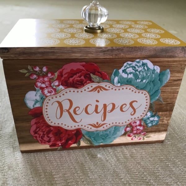 Hộp gỗ The Pioneer Woman Blossom Jubilee Wood Recipe thiết kế Hoa văn phong phú