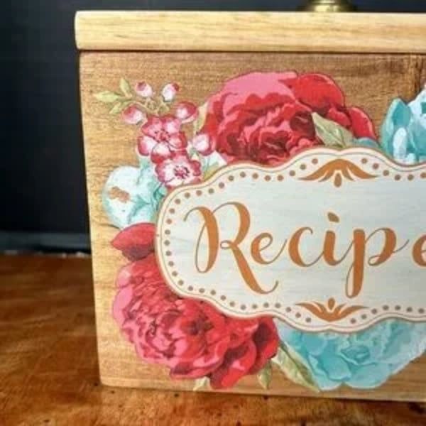 Thêm nét sang trọng mộc mạc cho căn bếp của bạn với Hộp gỗ The Pioneer Woman Blossom Jubilee Wood Recipe.