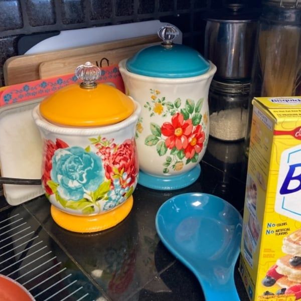 Hũ đựng đồ khô The Pioneer Woman Blossom Jubilee - Hộp đựng hoa văn Blossom Jubilee của Pioneer Woman lý tưởng để đựng cà phê, trà, bột mì và nhiều thứ khác.