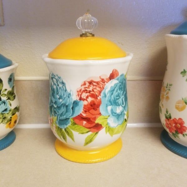 Hũ đựng đồ khô The Pioneer Woman Blossom Jubilee - Hộp đựng hoa văn Blossom Jubilee của Pioneer Woman lý tưởng để đựng cà phê, trà, bột mì và nhiều thứ khác.