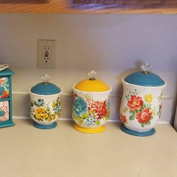 Hũ đựng đồ khô The Pioneer Woman Blossom Jubilee - Hộp đựng hoa văn Blossom Jubilee của Pioneer Woman lý tưởng để đựng cà phê, trà, bột mì và nhiều thứ khác.