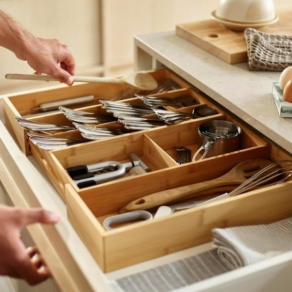 Khay chia ngăn kéo dao thìa dĩa Joseph Joseph DrawerStore Bamboo 851696 Được làm từ tre tự nhiên đẹp mắt và phù hợp với ngăn kéo có chiều cao tối thiểu 8 cm (3,25 inch).