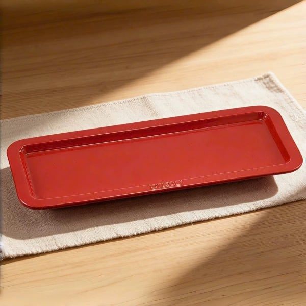 Khay chữ nhật Staub đỏ 36 x 14cm Khay phục vụ này được ưa chuộng nhờ thiết kế đơn giản và dễ thương, đặc trưng của Staub.