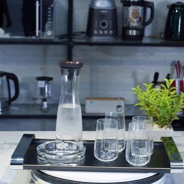 Khay phục vụ WMF Club màu đen Với bề mặt làm bằng gỗ sơn mài đen và tay cầm làm bằng gỗ Cromargan