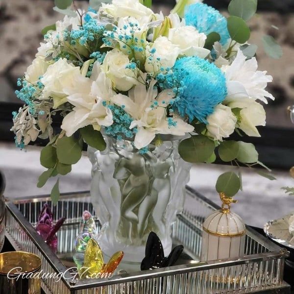 Khay vuông Casa Padrino có thể sử dụng để đựng nước hoa, mỹ phẩm hay đồ dùng nước uống, đem lại vẻ sang trọng cho căn nhà của bạn