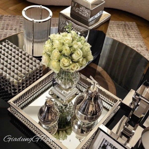 Khay vuông Casa Padrino có thể sử dụng để đựng nước hoa, mỹ phẩm hay đồ dùng nước uống, đem lại vẻ sang trọng cho căn nhà của bạn