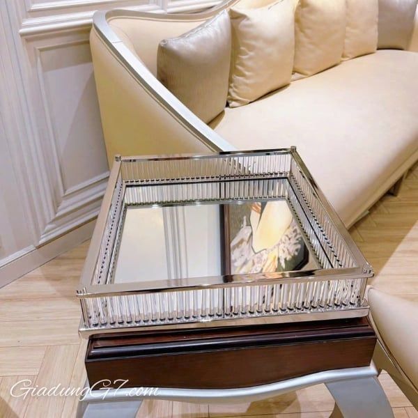 Hãy làm bừng sáng không gian sống của bạn với Khay vuông Casa Padrino.