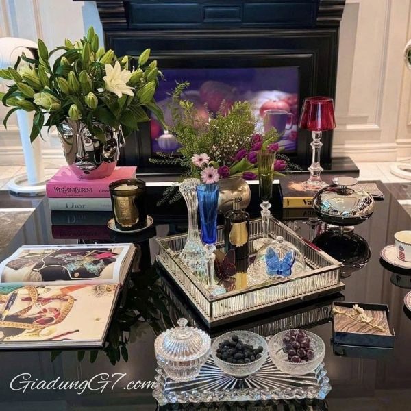 Khay vuông Casa Padrino có thể sử dụng để đựng nước hoa, mỹ phẩm hay đồ dùng nước uống, đem lại vẻ sang trọng cho căn nhà của bạn