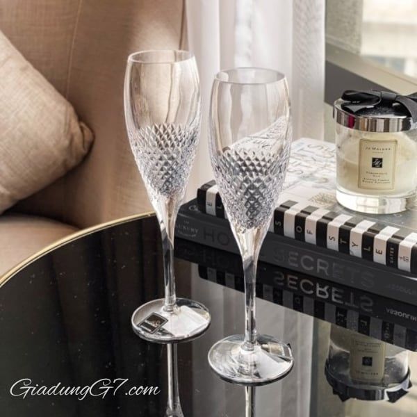 Ly pha lê champagne Rogaska Precious 150ml với những đường cắt kim cương sâu trên các sản phẩm thanh lịch