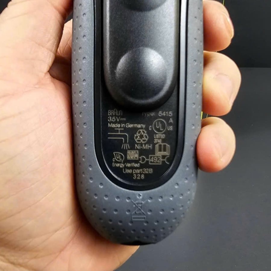 Máy cạo râu Braun Series 3 Proskin 3000S mang đến trải nghiệm cạo sát và thoải mái. 2 lưỡi cạo dạng lá và 1 tông đơ trung tâm để cạo những sợi râu dài hơn.