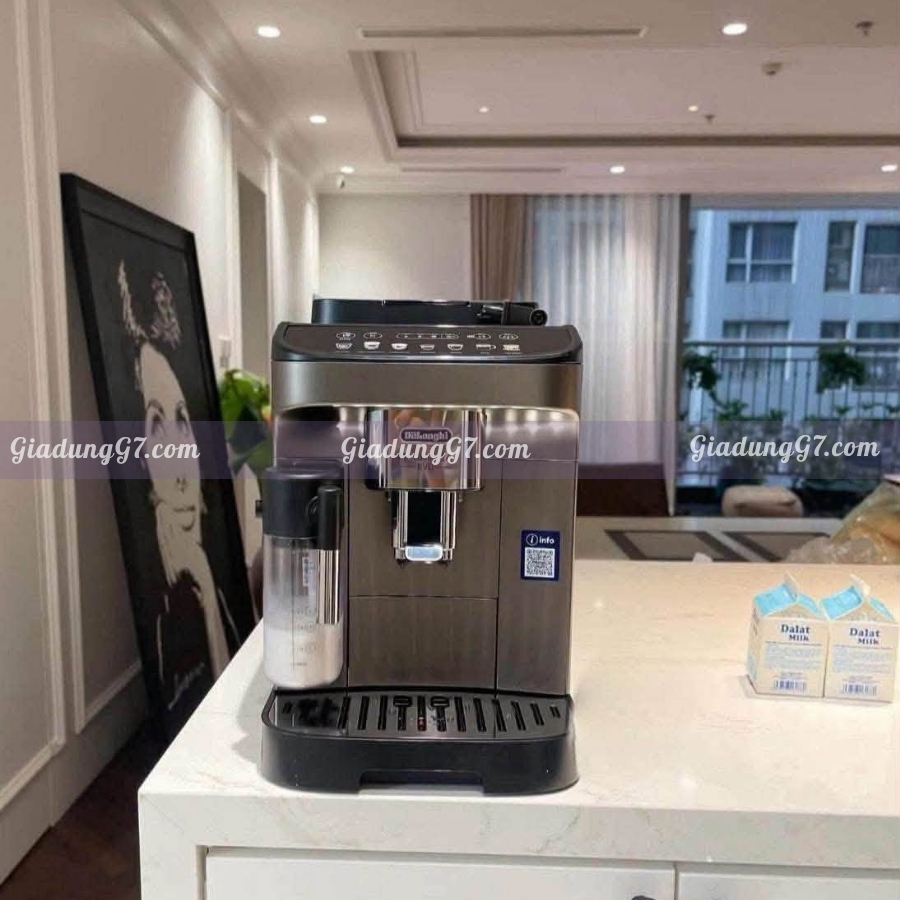 Máy pha cà phê De’Longhi Magnifica Evo ECAM292.81.SB với thiết kế thanh lịch, dễ sử dụng, pha được nhiều thức uống với cà phê và sữa chuẩn hương vị Ý.
