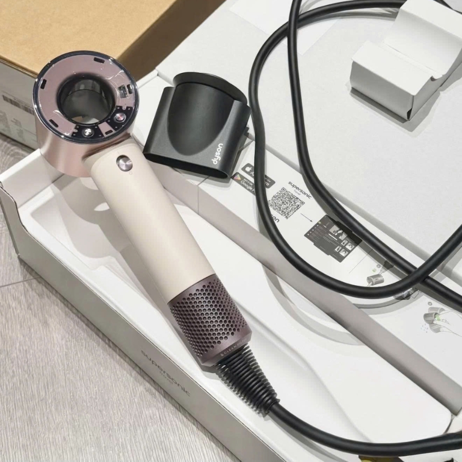Máy sấy tóc Dyson Supersonic HD19 Travel nhỏ hơn 32%. Nhẹ hơn 25%. Sấy mạnh mẽ.