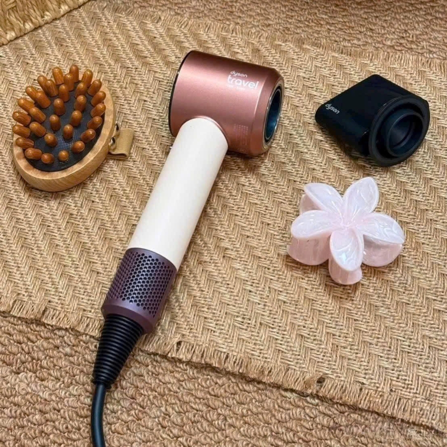 Máy sấy tóc Dyson Supersonic HD19 Travel nhỏ hơn 32%. Nhẹ hơn 25%. Sấy mạnh mẽ.