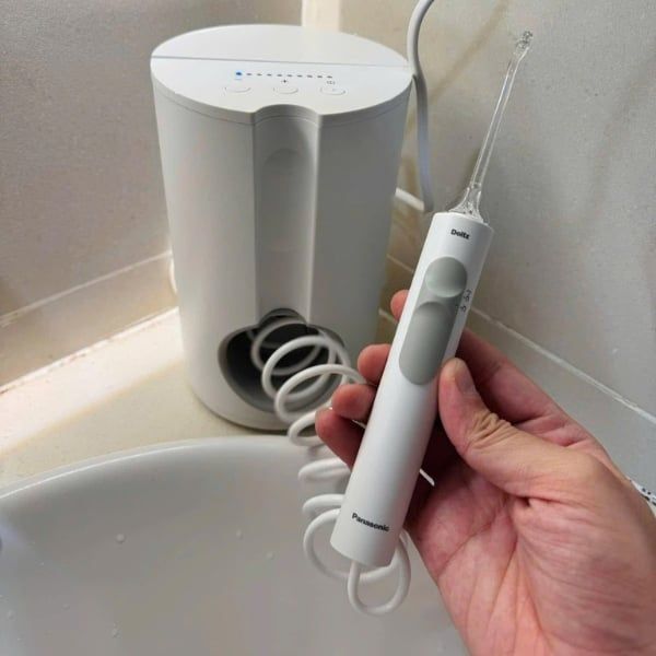 Máy tăm nước Panasonic EW1613 bao gồm một giá đỡ nhỏ gọn, tiện lợi cho phép bảo quản các vòi phun