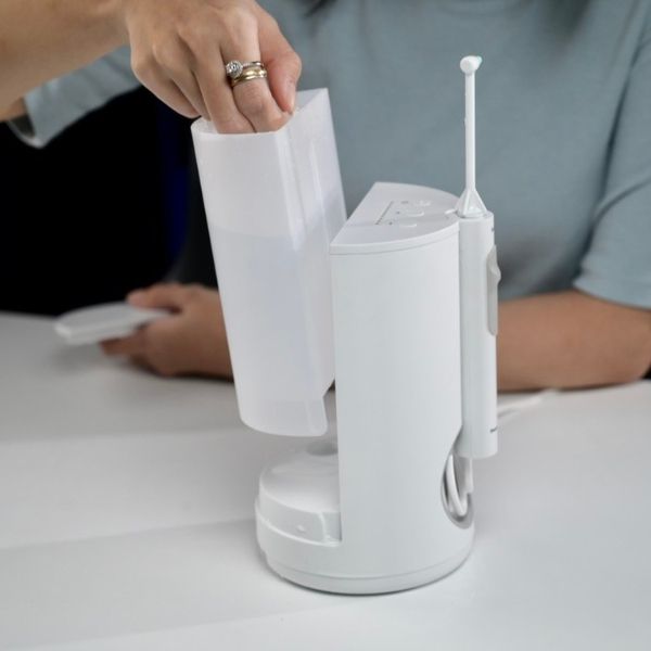 Máy tăm nước Panasonic EW1613 bao gồm một giá đỡ nhỏ gọn, tiện lợi cho phép bảo quản các vòi phun