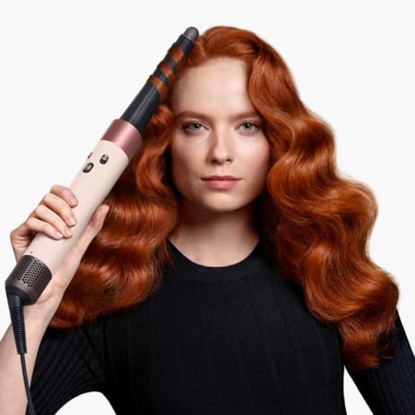 Máy tạo kiểu tóc Dyson Airwrap iD HS08 Thiết bị từng đoạt nhiều giải thưởng này hiện có công nghệ Bluetooth® để tạo kiểu dáng chính xác và thuận tiện hơn.