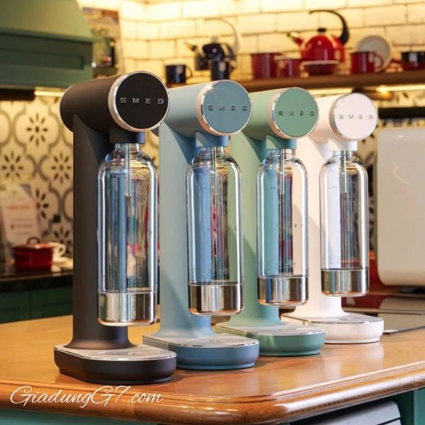 Máy tạo nước soda Smeg SKC01BLMAU Mang đến phong cách và sự lấp lánh cho căn bếp của bạn.