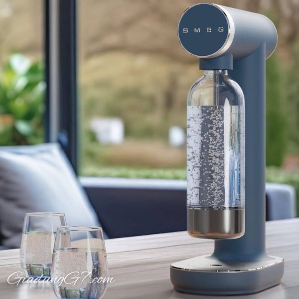 Máy tạo nước có gas Smeg SKC01 Được thiết kế chú trọng cả chức năng và kiểu dáng, máy làm nước có ga cao cấp này biến việc bổ sung nước thành một trải nghiệm tinh tế
