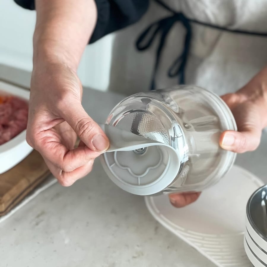Máy xay rau củ Shinil Máy hoạt động hoàn toàn không dây.