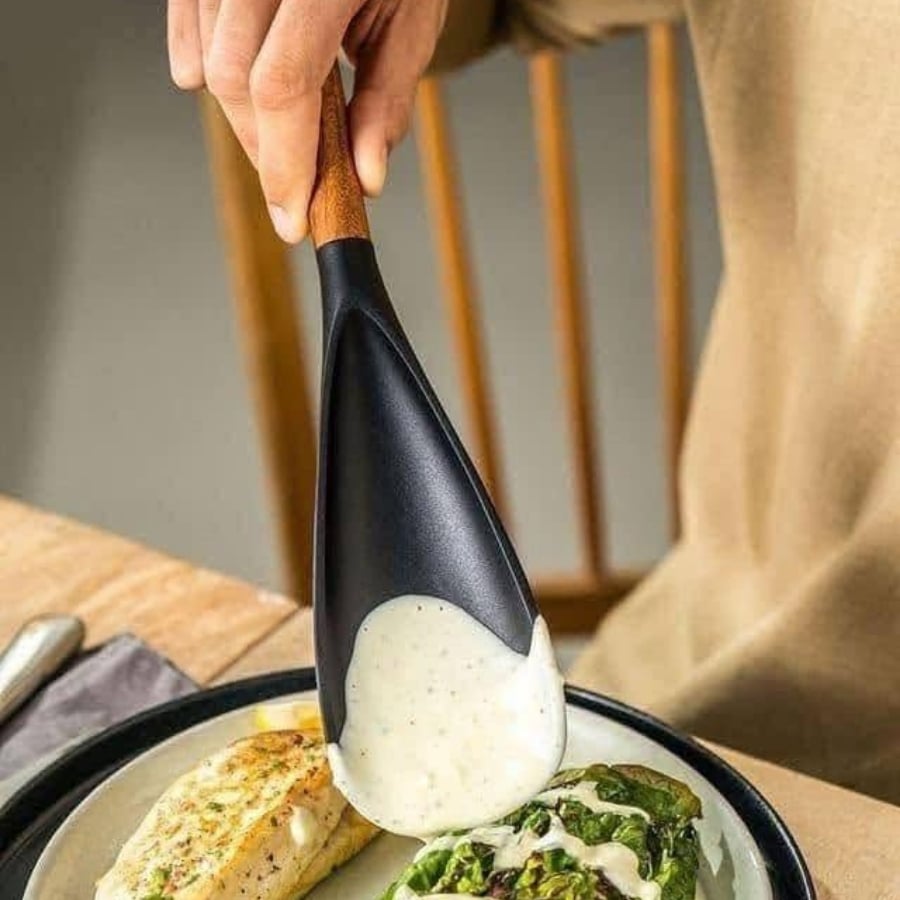 Muôi lưỡi dài Staub 28cm Được làm từ silicone màu đen nhám, không chứa BPA