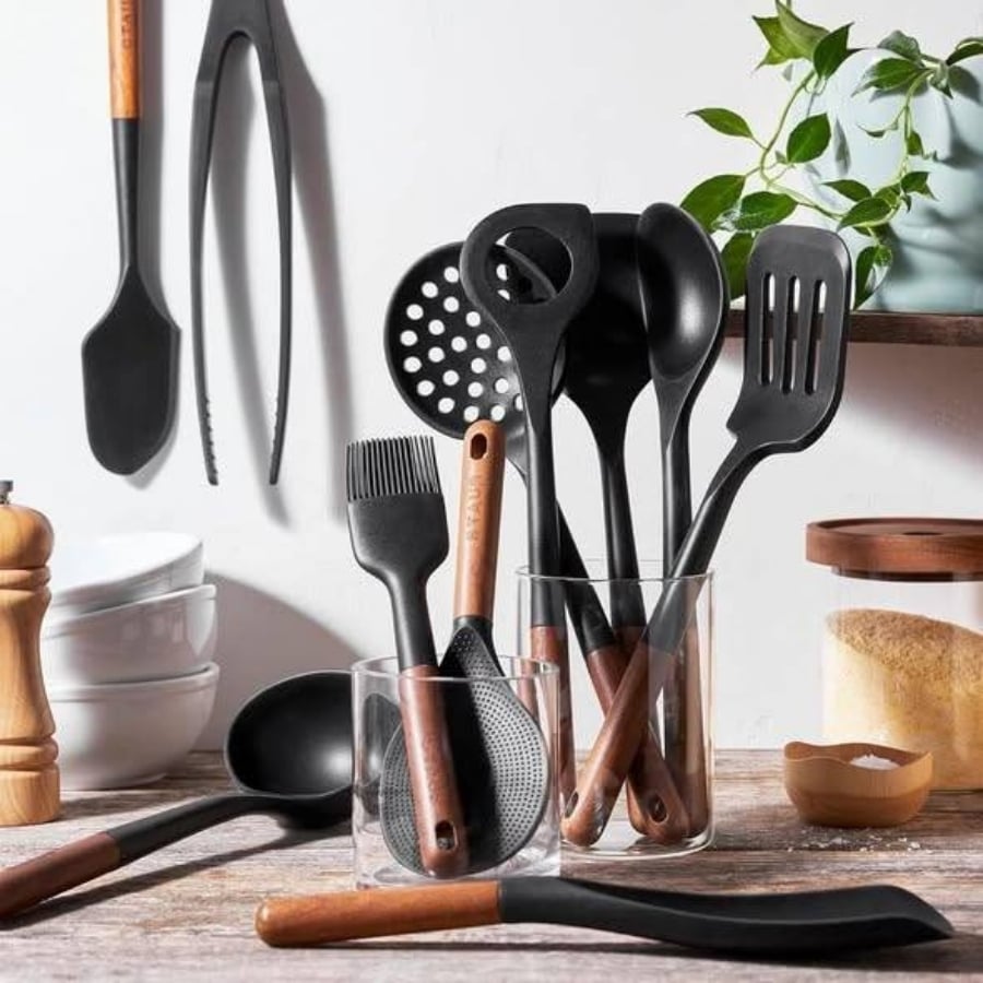 Muôi lưỡi dài Staub 28cm Được làm từ silicone màu đen nhám, không chứa BPA