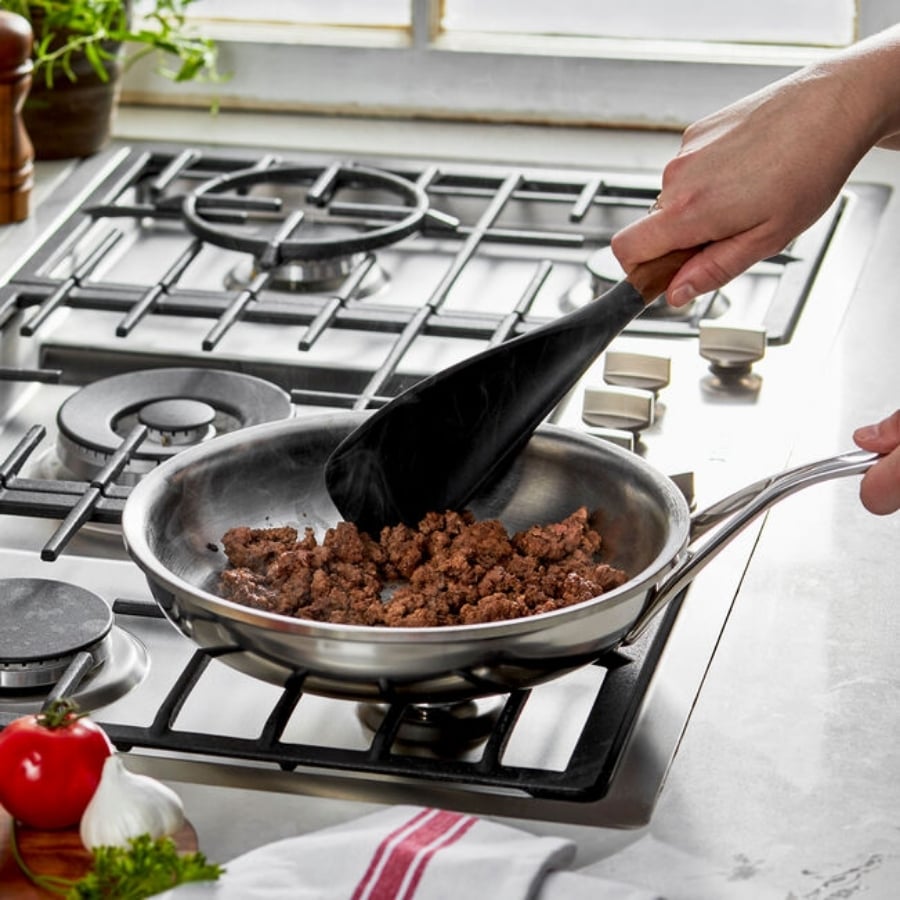 Muôi lưỡi dài Staub 28cm Được làm từ silicone màu đen nhám, không chứa BPA