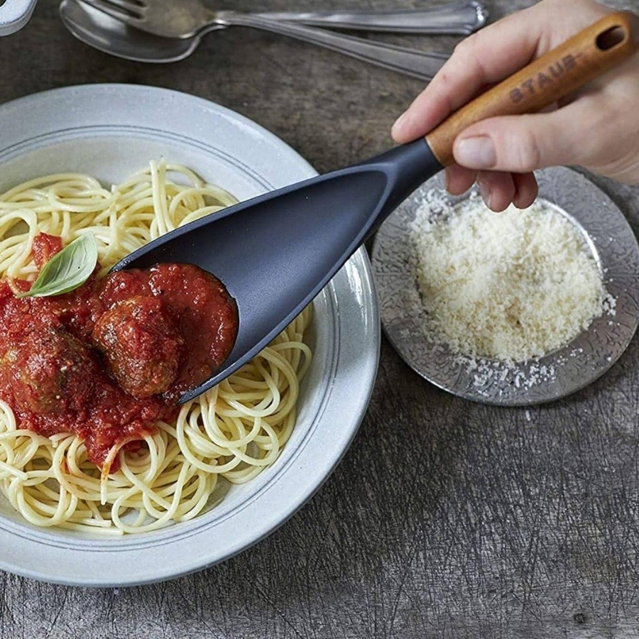 Muôi lưỡi dài Staub 28cm - Chiếc thìa xẻng đa năng 2-trong-1 được nhiều người yêu thích này rất lý tưởng cho cả việc nấu nướng lẫn trình bày món ăn.