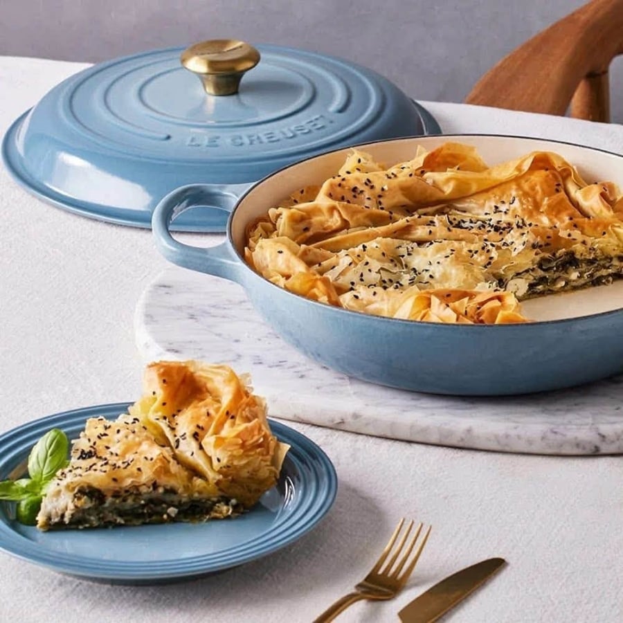 Nồi hầm bằng gang tráng men Le Creuset được thiết kế độc đáo để cung cấp nhiệt lượng ổn định