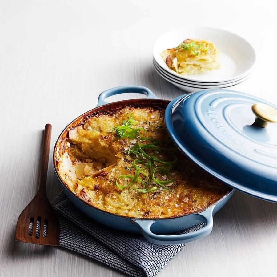 Chảo gang Le Creuset Signature Braiser 26cm 2.2L Luôn giữ được sự thoải mái: núm vặn chịu nhiệt (lên đến 260°C)