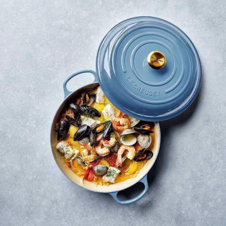 Nồi Chảo gang Le Creuset Signature Braiser 26cm 2.2L - Màu Xanh Được chế tác tại xưởng đúc gang nguyên bản của chúng tôi ở Pháp