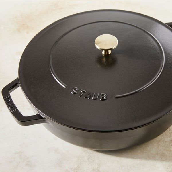 Nồi chảo gang Staub Chistera 28cm 3.7L Nắp Đậy Kín Giúp Giữ Độ Ngọt Và Mềm Cho Món Ăn
