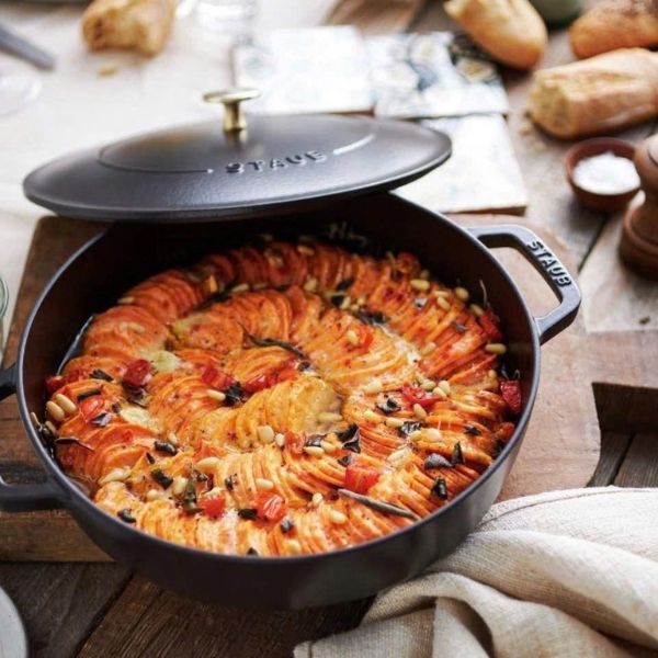 Nồi chảo gang Staub Chistera 28cm 3.7L - Màu Đen 40511-472-0 - Nồi hầm đa năng màu màu ghi này với cấu trúc Chistera Drop đặc biệt ở mặt dưới nắp