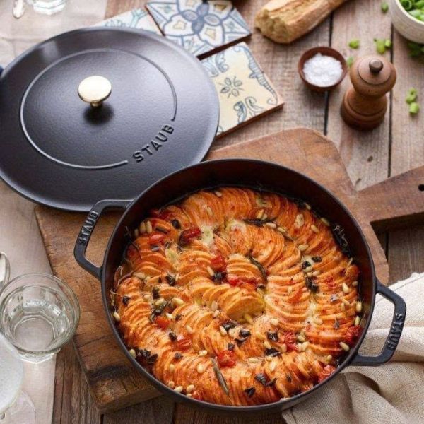 Nồi chảo gang Staub Chistera 28cm 3.7L Lớp Men Bảo Vệ – Đảm Bảo Độ Bền Và Dễ Dàng Vệ Sinh