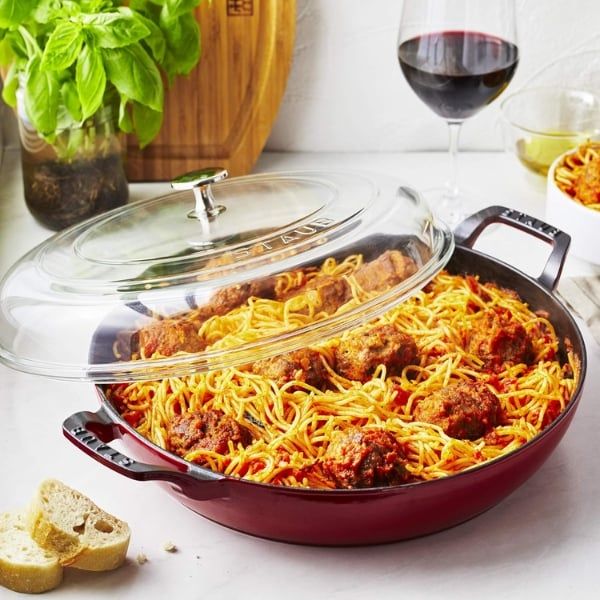 Nồi chảo gang Staub 24cm với Nắp kính hình vòm, trọng lượng nặng giữ ẩm và chứa được những miếng thịt lớn