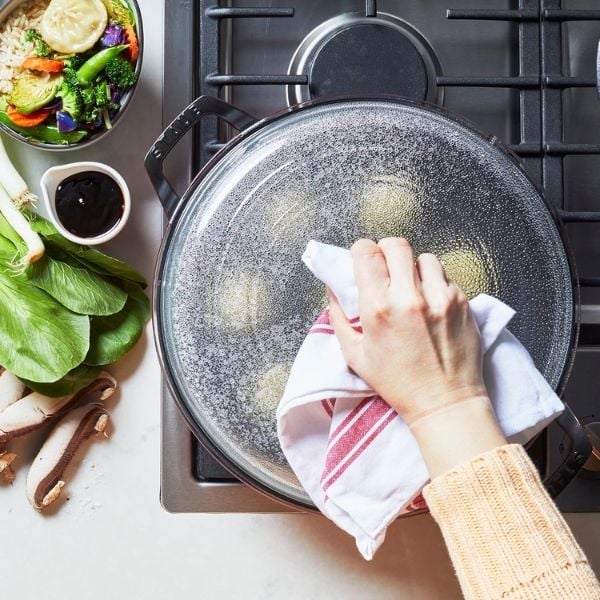Nồi chảo gang Staub 24cm sở hữu khả năng giữ nhiệt vượt trội, tỏa nhiệt đều khắp nồi