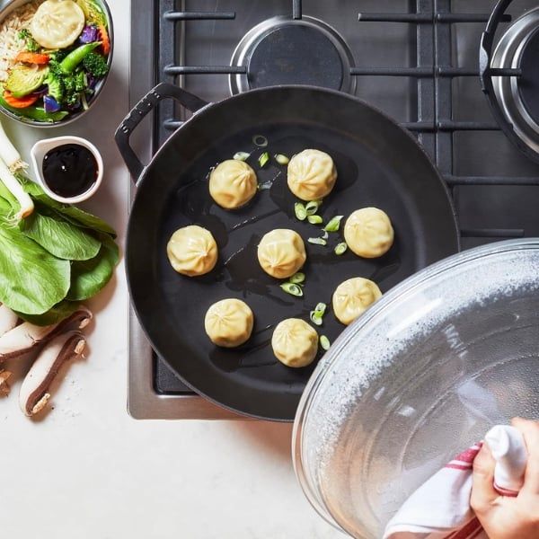 Nồi chảo gang Staub 24cm Lớp men đen mờ bên trong và bề mặt nấu tạo nên lợi thế ẩm thực cho việc làm vàng, om và rang tốt hơn.