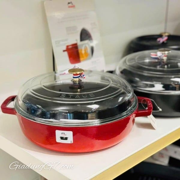 Nồi chảo gang Staub 24cm màu đỏ Nắp kính - Nồi hầm bằng gang kiểu Hà Lan, dung tích 3,5 lít,