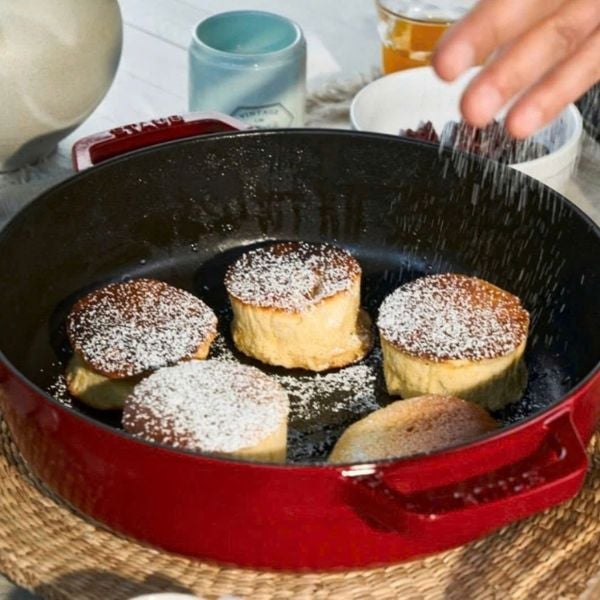 Nồi chảo Staub 24cm Đáy tráng men mịn có thể sử dụng trên mọi loại bếp