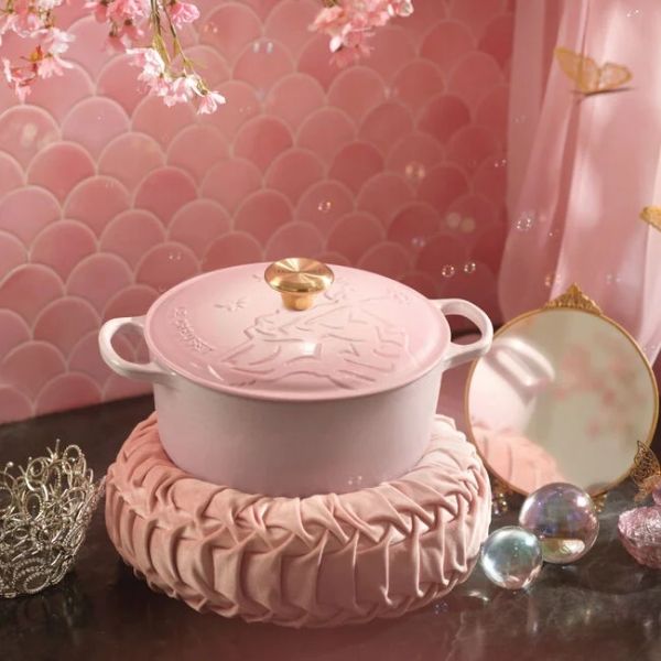 Nồi gang Le Creuset Shell Pink phù thuỷ 24cm 4.2L - Màu Hồng